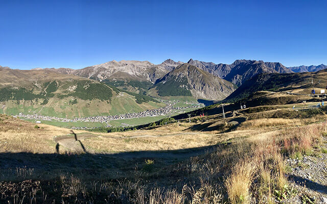 Livigno con sullo sfondo le montagne verso Saliente - Cima Cavalli 