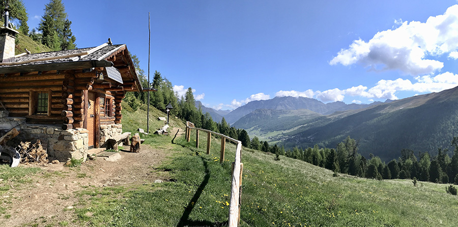 Baitel da Plascianet - Panoramica verso la valle di Livigno Baitel da Plascianet - Panoramica verso la valle di Livigno
