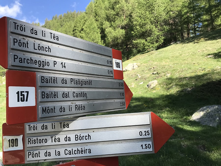 Segnaletica al bivio del sentiero