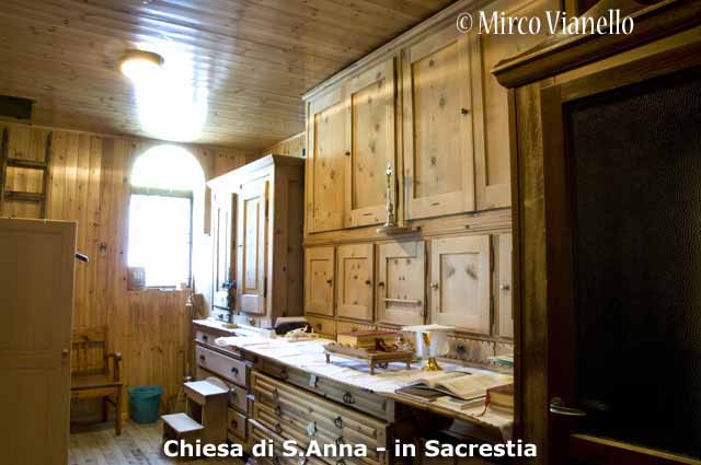 L'interno della sacrestia di Sant'Anna a Trepalle Chiesa di Sant'Anna - Trepalle - interno sacrestia