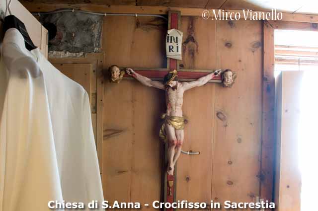 un Crocifisso ligneo in sacrestia della chiesa di Sant'Anna a Trepalle Chiesa di Sant'Anna - Trepalle - Crocifisso in Sacrestia
