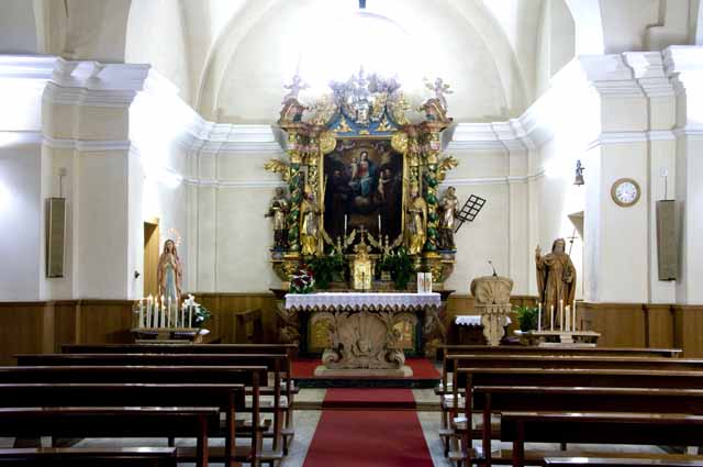 L'insieme dell'altare della Chiesa di Sant'Antonio Abate - Livigno Chiesa di Sant'Antonio Abate - Livigno - interno e altare