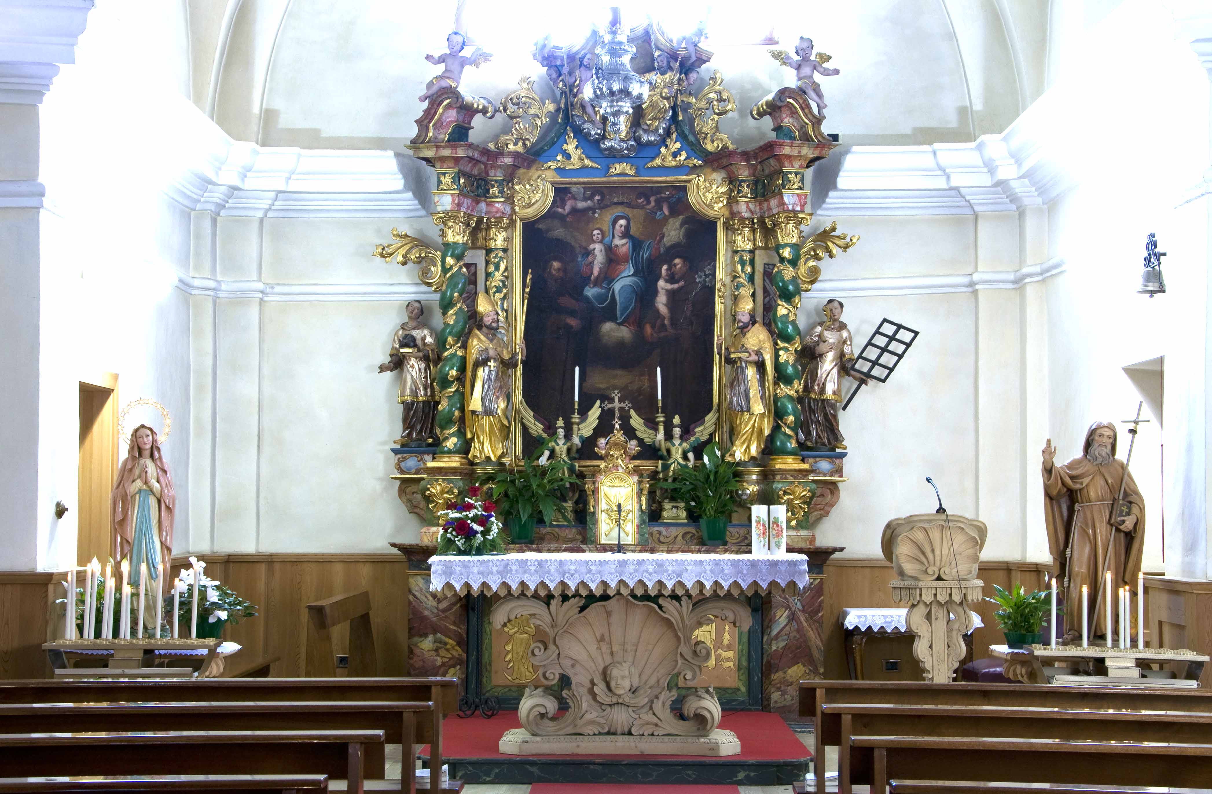 Chiesa di Sant'Antonio Abate - Livigno - altare da vicino Chiesa di Sant'Antonio Abate - Livigno - altare