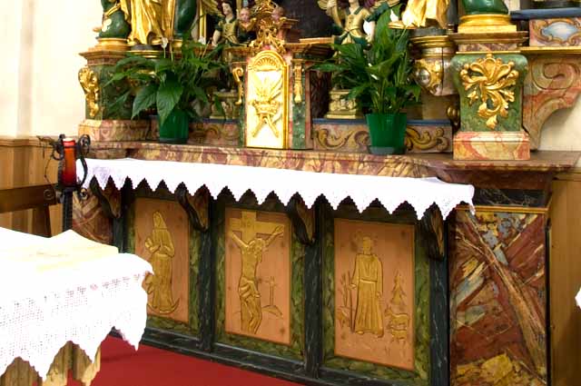 Chiesa di Sant'Antonio Abate - Livigno - veduta della parte inferiore dell'altare Chiesa di Sant'Antonio Abate - Livigno - veduta della parte inferiore altare