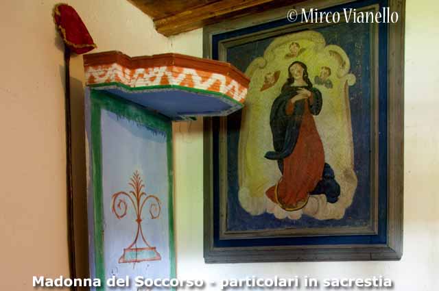 Chiesa della Madonna del Soccorso - Trepalle - un vecchio quadro e particolari di una vecchia portantina Chiesa della Madonna del Soccorso - Trepalle - particolari in sacrestia