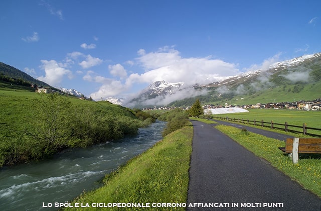 il fiume Spöl e la ciclopedonale il fiume Spöl e la ciclopedonale