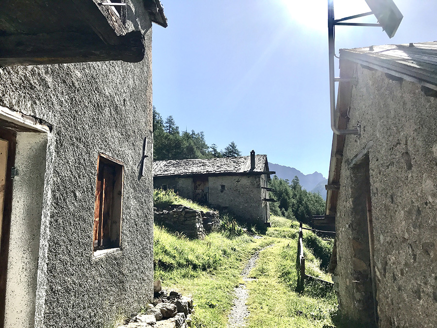 Val Federia - per un tratto di circa trecento metri la strada diventa un sentiero, anche se largo e ben percorribile Val Federia - per un tratto di circa trecento metri la strada diventa un sentiero, anche se largo e ben percorribile