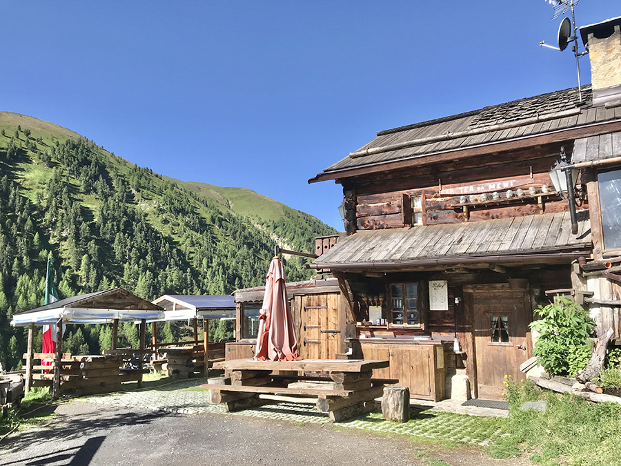 Val Federia - La tea da Memi, un bar ristoro con interno molto caratteristico Val Federia - La tea da Memi, un bar ristoro con interno molto caratteristico