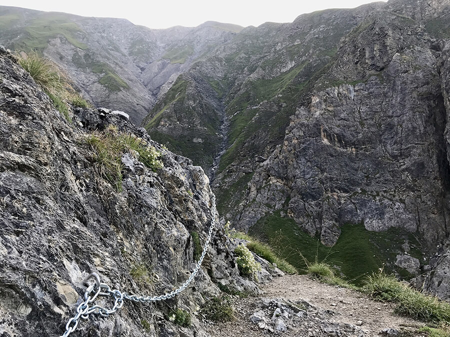 La catena sulle rocce prima di entrare in valle