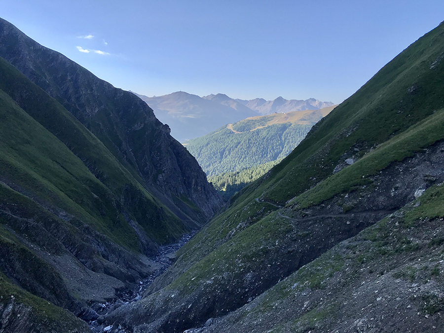 La stretta valle e la vista verso Livigno