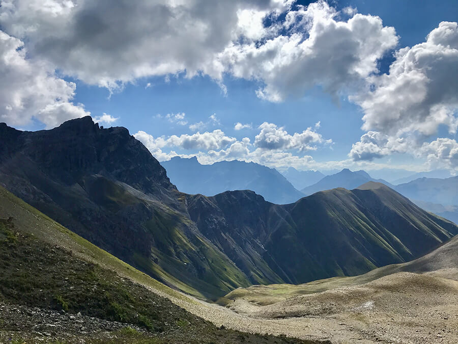 arrivo alla Bocheta da Tropion - vista all'indietro verso Cima Cavalli e il Motto