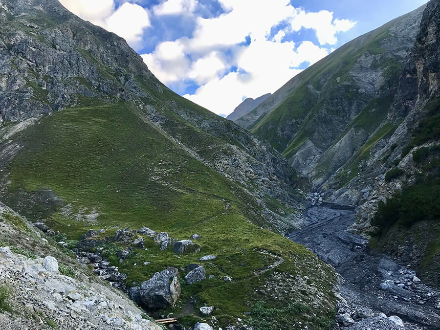 Sasso di Lodovico e sentiero che prosegue a zig zag