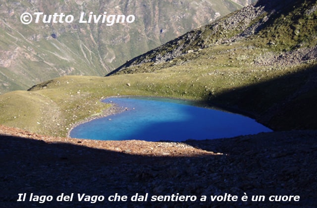 dal sentiero il lago sembra fatto a forma di cuore
