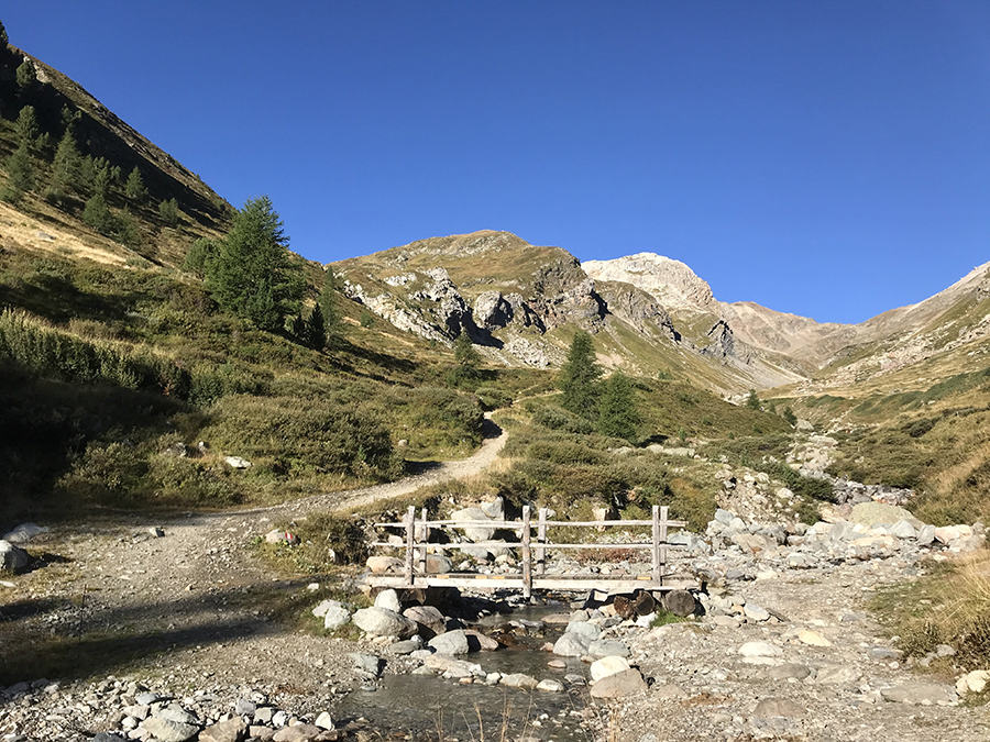 Valle del Monte Livigno - Attraversare il ponticello