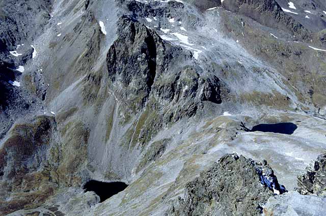 Dalla Cima del Corno di Campo - il lago a destra territorio italiano, quello a sinistra territorio svizzero, il passo è il Passo Mera vista del confine italo svizzero dalla cima del Corno di Campo
