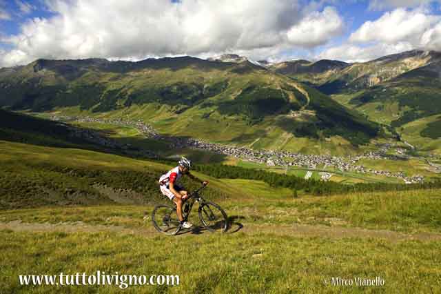 Valle Livigno - un biker verso La Pare' Valle di Livigno - adatta allo sport