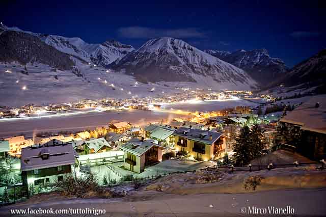 La Valle di Livigno assume ancora piu' fascino di notte in inverno foto notturna della valle di livigno