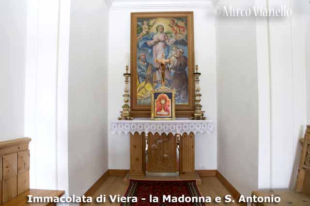 Chiesa dell'Immacolata di Viera - Livigno - l'altare con il quadro salvato dalla vecchia chiesina Chiesa dell'Immacolata di Viera - Livigno - l'altare