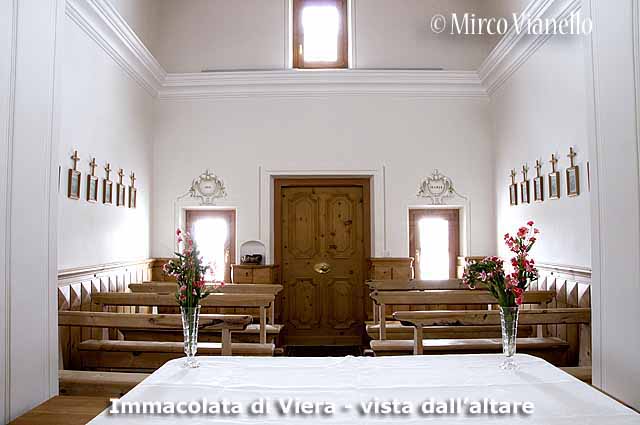 Chiesa dell'Immacolata di Viera - Livigno - vista dall'altare verso l'esterno Chiesa dell'Immacolata di Viera - Livigno - veduta dall'altare