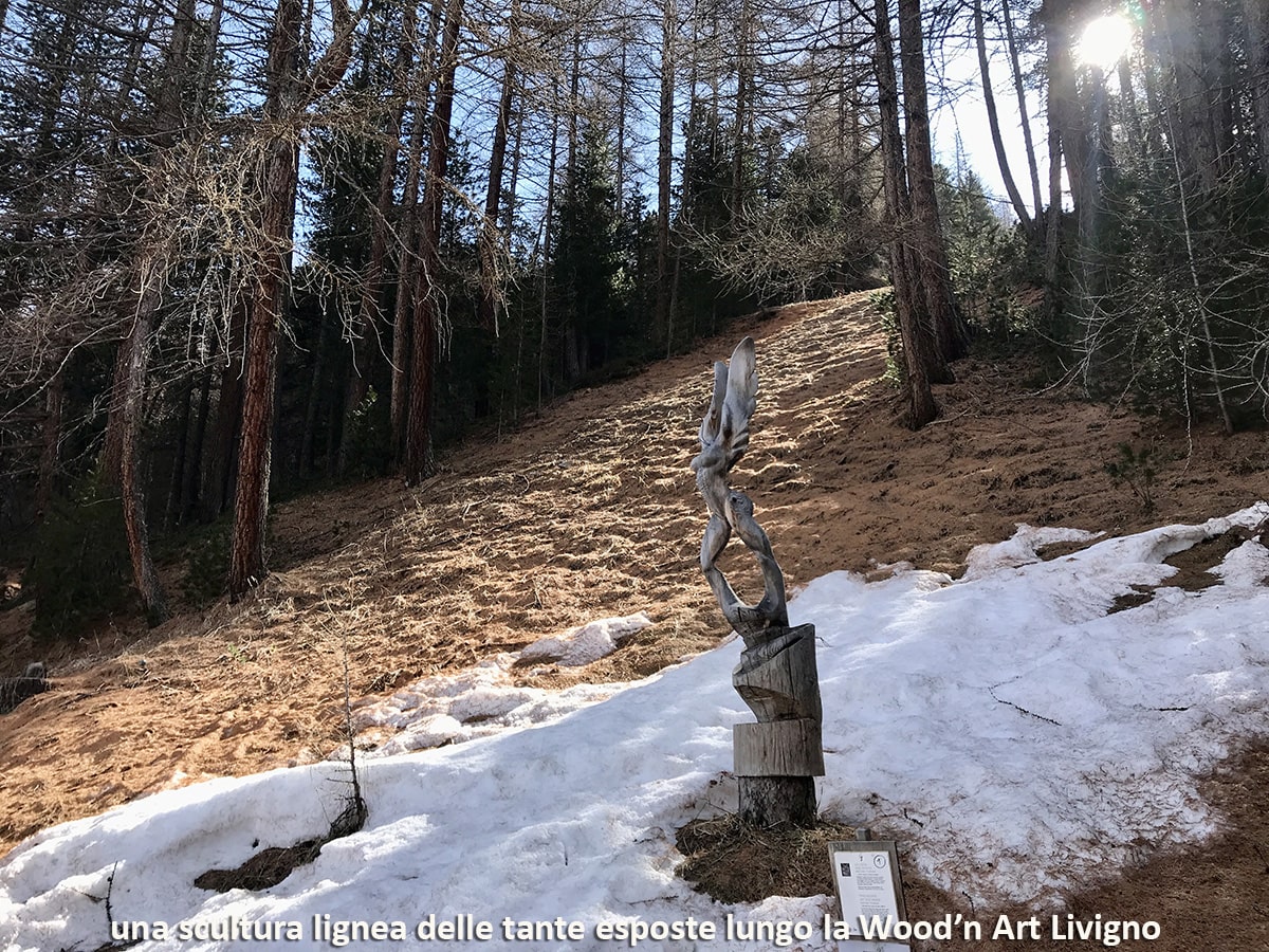 una scultura lignea delle molte presenti sulla passeggiata scultura lignea
